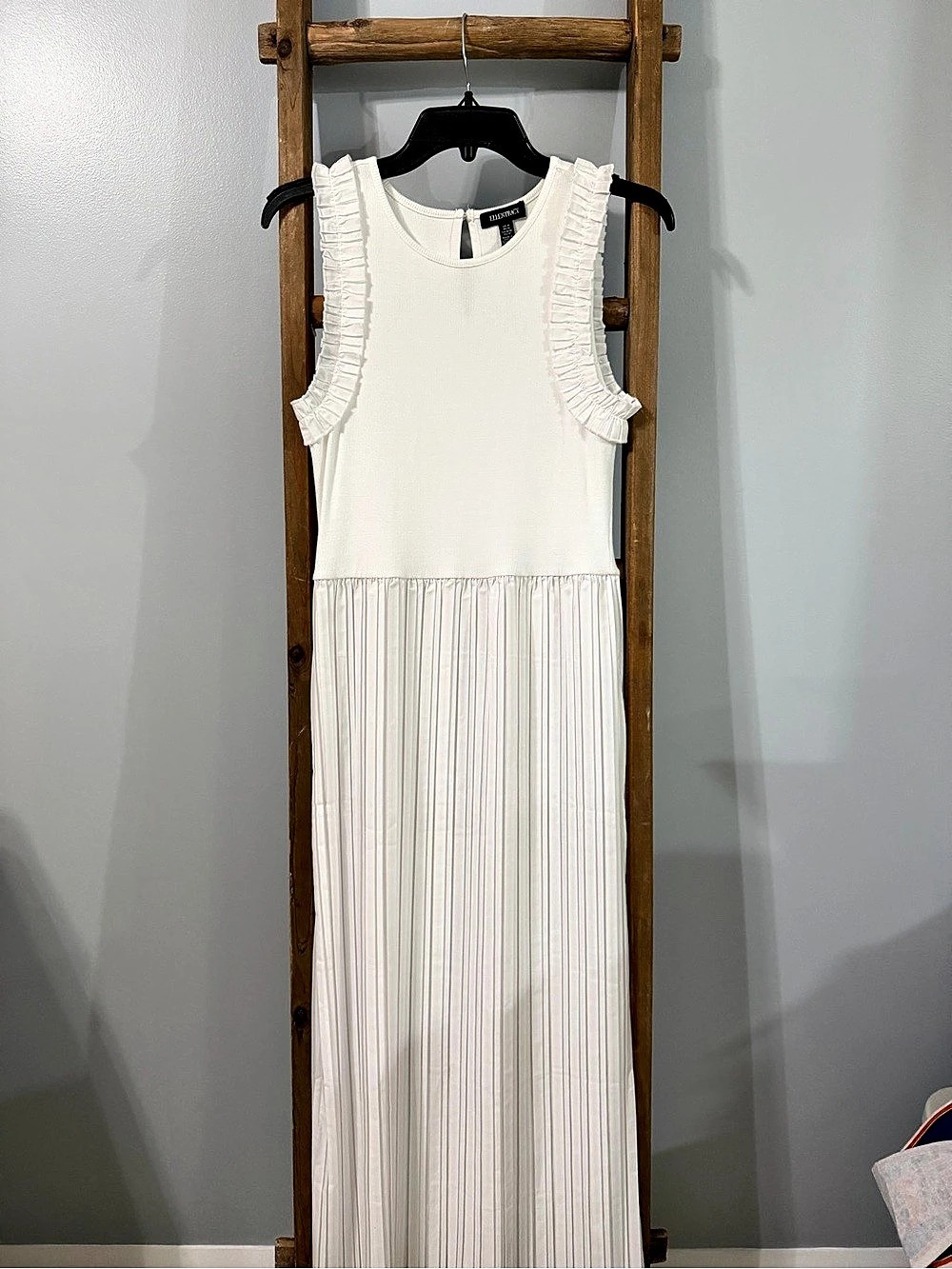 Ellen Tracy Pleated Maxi Dress in White Size Medium Like New